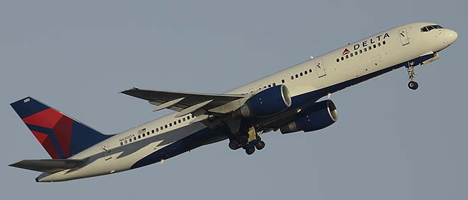 Delta Airlines Boeing 757-232 N680DA, Phoenix Sky Harbor, December 9, 2015